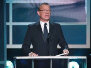Tom Hanks conversou com Stephen Colbert sobre seus sintomas de coronavírus