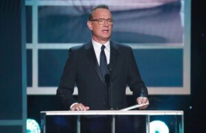 Tom Hanks conversou com Stephen Colbert sobre seus sintomas de coronavírus