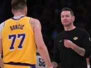 O técnico do Lakers, JJ Redick, diz que o time deve voltar ao básico