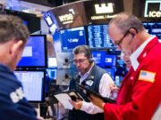 Prata sobe e depois cai enquanto metais preciosos se preparam para semanas de volatilidade