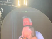 Mulher no centro do escândalo do beijo na câmera do Coldplay finalmente quebra seu silêncio