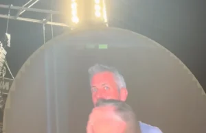 Mulher no centro do escândalo do beijo na câmera do Coldplay finalmente quebra seu silêncio