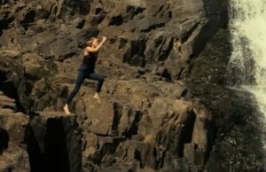 Trailer de ‘Apex’: Taron Egerton está em busca de Charlize Theron no thriller de sobrevivência da Netflix