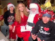 Mariah Carey comemora o Natal como gêmeas, 14 anos, elevando-se sobre ela em foto festiva
