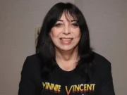 O ex-membro do KISS, Vinnie Vincent, ataca os fãs que ‘choramingam’ sobre o preço de US$ 225 de seu novo single