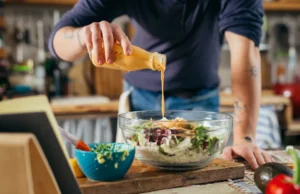 Milhares de galões de molho para salada recolhidos devido a preocupações com contaminação