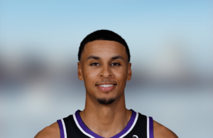 Keegan Murray será reavaliado em uma semana com distensão na panturrilha