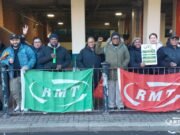 Trabalhadores do DLR farão greve na véspera de Ano Novo em disputa por auxílio-doença