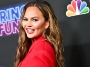 Enquanto a escritora de culinária Alison Roman critica as empresas culinárias de Chrissy Teigen, Teigen chama isso de ‘uma grande chatice’