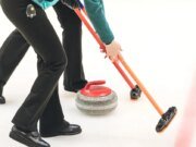 Papai entretém os filhos organizando a extravagância das Olimpíadas dentro de casa