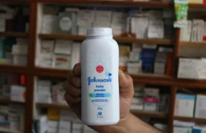 Johnson & Johnson é condenada a pagar US$ 65,5 milhões a mulher com câncer que usou pó de talco