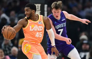 Mitchell marca 30 pontos na vitória dos Cavaliers sobre o Hornets por 139-132, encerrando uma seqüência de três derrotas consecutivas