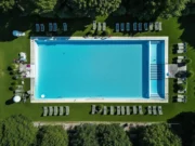 Pool Corp (POOL) volta ao foco enquanto analistas revisitam a perspectiva dos produtos de construção