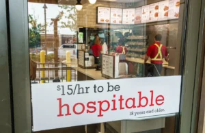 8 milhões de trabalhadores com salário mínimo estão em condições de receber um aumento em janeiro. Alguns atingirão um marco histórico de US$ 15.