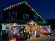 Família ‘adora espalhar alegria’ com luzes de Natal