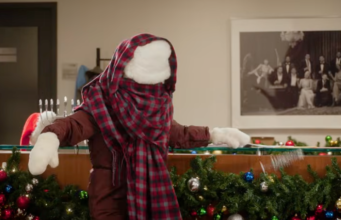 Promoção ‘SNL’: Ariana Grande tem seu próprio momento de ‘história de Natal’ enquanto se prepara para ver a árvore do Rockefeller Center