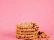 Criança confiável interrompe entrevista ao vivo da mãe na TV para pedir biscoitos