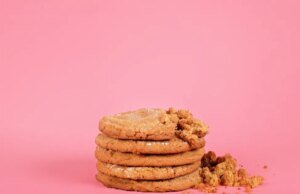 Criança confiável interrompe entrevista ao vivo da mãe na TV para pedir biscoitos