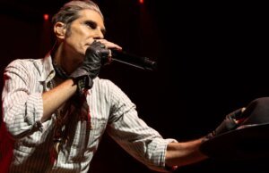 Perry Farrell pede desculpas aos membros da banda Jane’s Addiction por briga no palco: ‘Eu não me lidei como deveria’