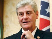 Ódio vence novamente Governador do Mississippi assina projeto de lei que permite que empresas neguem serviços a clientes gays