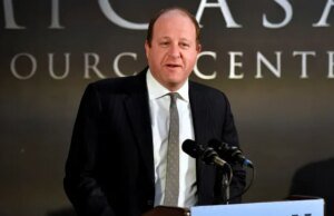 Jared Polis se torna o primeiro governador democrata a apoiar o plano de escolha escolar de Trump