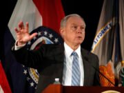 Jeff Sessions pode estar em apuros após a confissão de culpa de George Papadopoulos