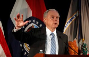 Jeff Sessions pode estar em apuros após a confissão de culpa de George Papadopoulos