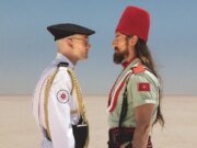 Revisão de ‘Straight Circle’: uma sátira de fronteira que transcende suas falhas por meio da abstração