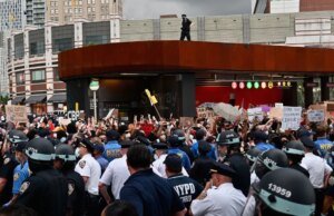 Rihanna, Lizzo, Megan Thee Stallion e Ariana Grande assinam carta aberta pela reforma policial