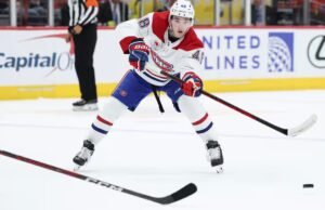 Lane Hutson se aproxima de Cale Makar