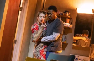 Crítica da Broadway de ‘Bug’: a performance devastadora de Carrie Coon eleva este thriller de terror