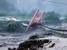 Inundações repentinas atingem aldeias enquanto moradores fogem aterrorizados