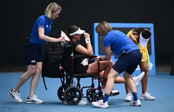 Stakusic, do Canadá, sai da quadra em uma cadeira de rodas enquanto o Aberto da Austrália se aquece