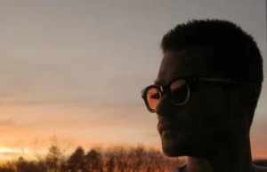 Chase Stokes diz que ‘desabou’ e teve um corte de buzz, estreia novo visual com atualização de relacionamento de Kelsea Ballerini