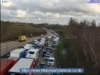 M25 fechado em ambas as direções perto do Potters Bar enquanto o caminhão pega fogo