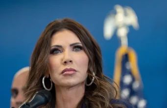 Juiz bloqueará temporariamente esforço para acabar com proteções para parentes de cidadãos e titulares de green card