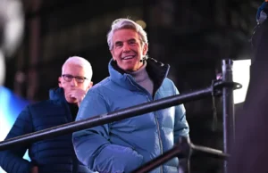 Andy Cohen classifica o prefeito cessante de Nova York, Eric Adams, como ‘caótico, horrível’ durante discurso ao vivo