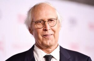 Chevy Chase diz que sua mãe abusou dele fisicamente: ela o acordou ‘batendo’ nele e o trancou em um porão