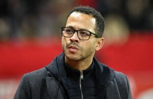 Liam Rosenior, vinculado ao Chelsea, já nomeou o clube que torce e o emprego que deseja