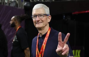 O salário de 2025 do CEO da Apple, Tim Cook, manteve-se estável em US$ 74,3 milhões