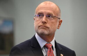 O presidente da FCC, Brendan Carr, transforma algumas estações de TV locais como “porta-vozes” para redes nacionais