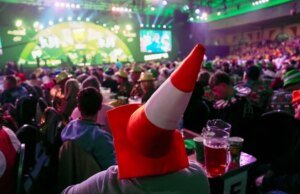 Árbitro de dardos fala sobre questão da multidão enquanto estrela pede proibição de torcedores