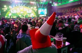 Árbitro de dardos fala sobre questão da multidão enquanto estrela pede proibição de torcedores