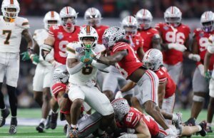 Como assistir jogos de futebol universitário online e na TV