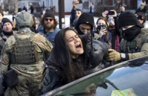 O ICE arrastou brutalmente esta mulher com deficiência para fora do carro. O que aconteceu a seguir foi igualmente assustador.