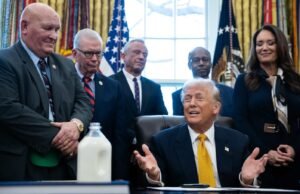 Como o leite se tornou um campo de batalha na guerra de Trump contra “Woke”