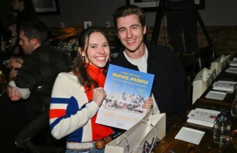 Os esquiadores da equipe dos EUA Nick Page, Tess Johnson e Lauren Macuga brindam às Olimpíadas de Inverno no Variety On the Road to Cortina apresentado por J. Crew