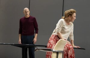 Lesley Manville, estrela de ‘Édipo’, sobre coordenadores de intimidade, modernizando Sófocles para a era Epstein e fazendo sua estreia na Broadway