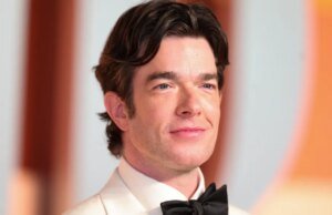 John Mulaney adia shows em Minneapolis após filmagem no ICE: “Não parece certo”