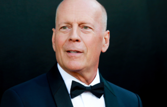 Bruce Willis ‘não sabe’ que tem demência e ainda reconhece sua família, diz a esposa: ‘Ele nunca ligou os pontos que tinha essa doença e estou feliz com isso’